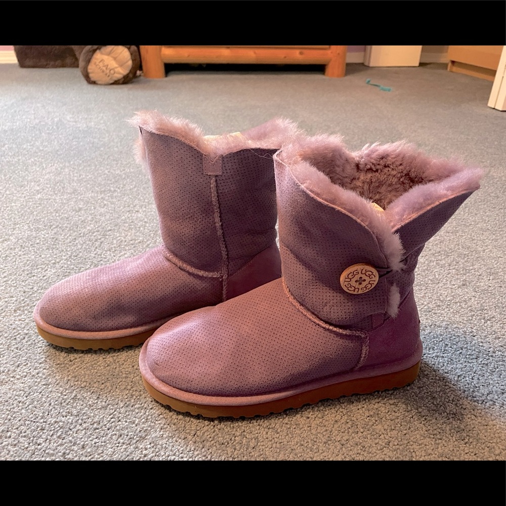 Ugg Bailey button lavender. Size 7